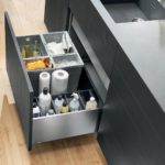 armoire ouverte sous l'évier