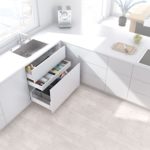 meuble lavabo blanc avec trois armoires