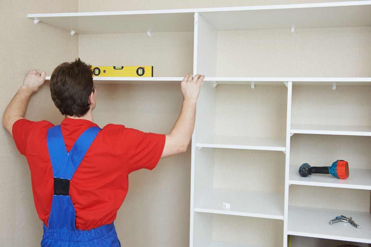 der meister macht einen schrank