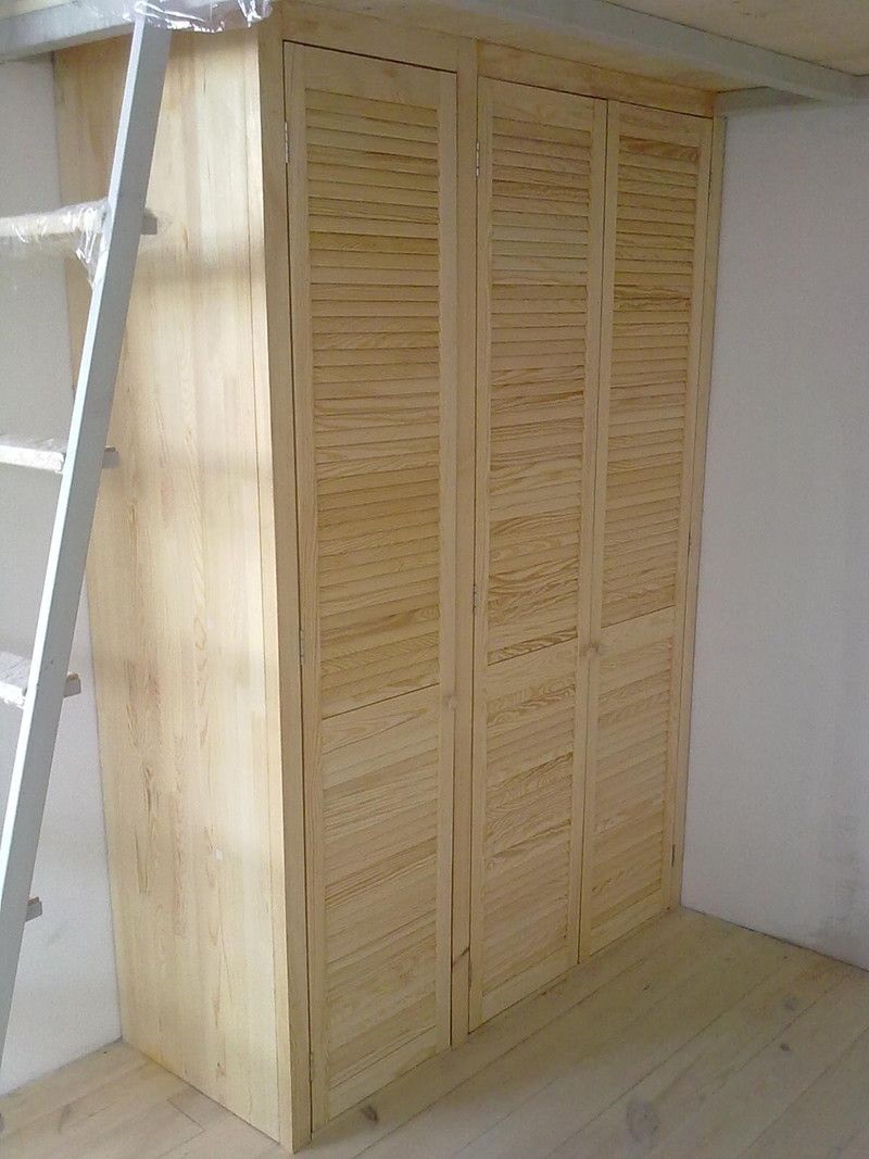 Kleiderschrank aus Naturholz