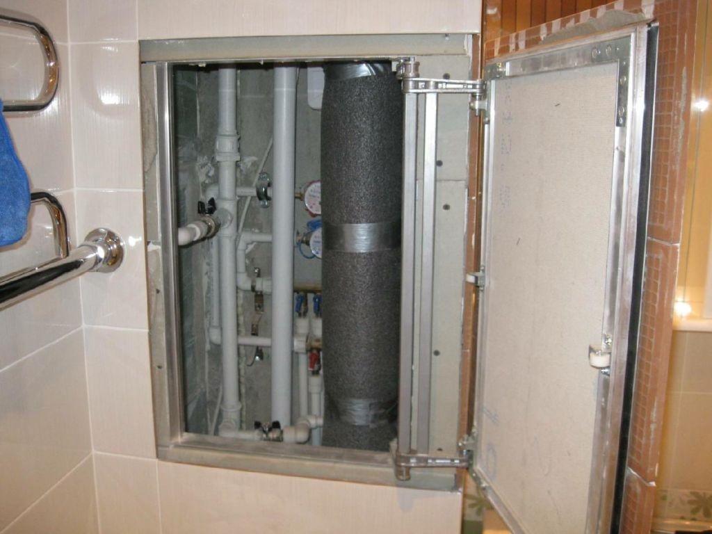 шкаф, скриващ комуникациите