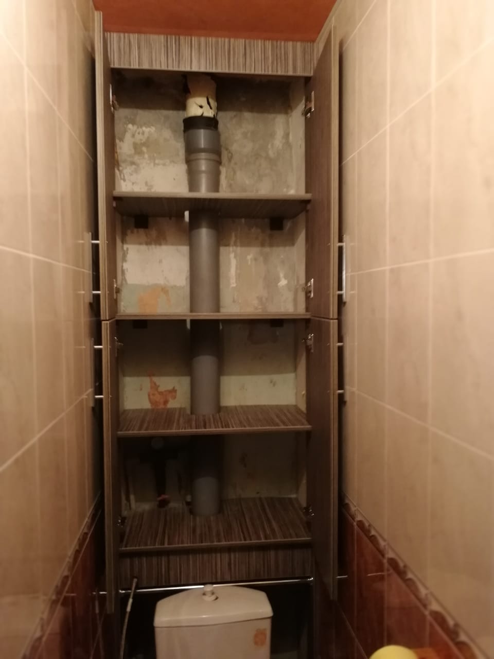 монтаж на врати на тоалетния шкаф