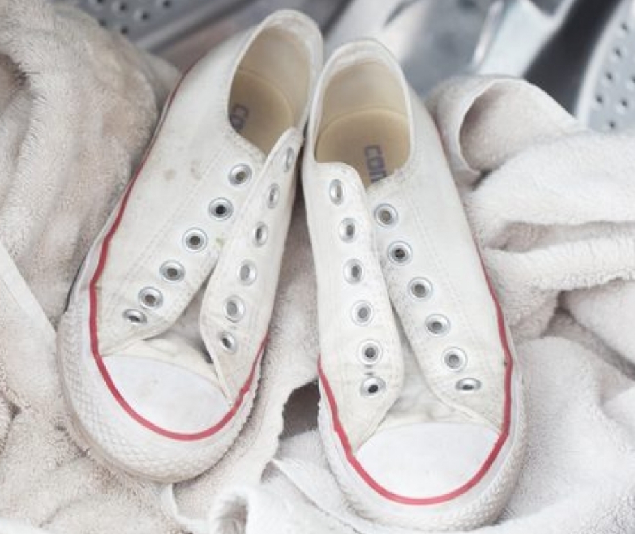laver des baskets dans une photo de machine à écrire
