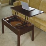 table basse et ordinateur portable