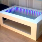 table à débordement avec cadre blanc