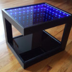table à débordement avec cadre noir