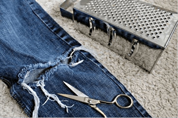 râpe de cuisine pour les éraflures sur les jeans