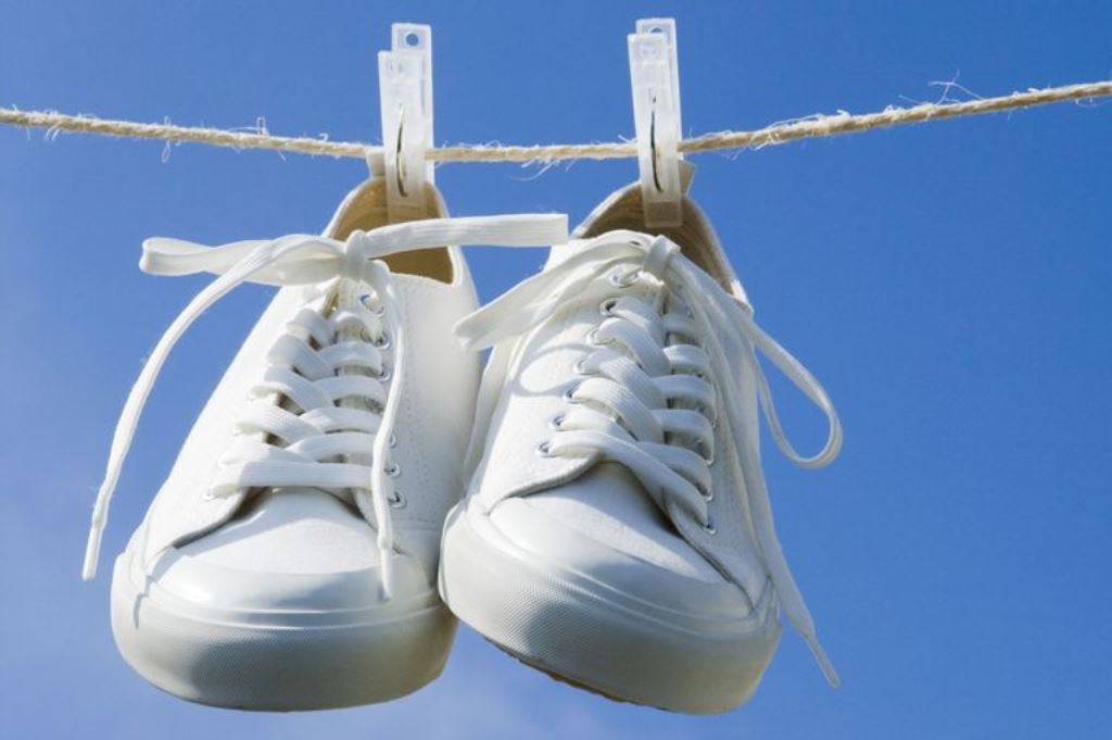 prendre soin des baskets blanches