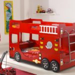 voiture-lit pour un garçon sous un bus rouge