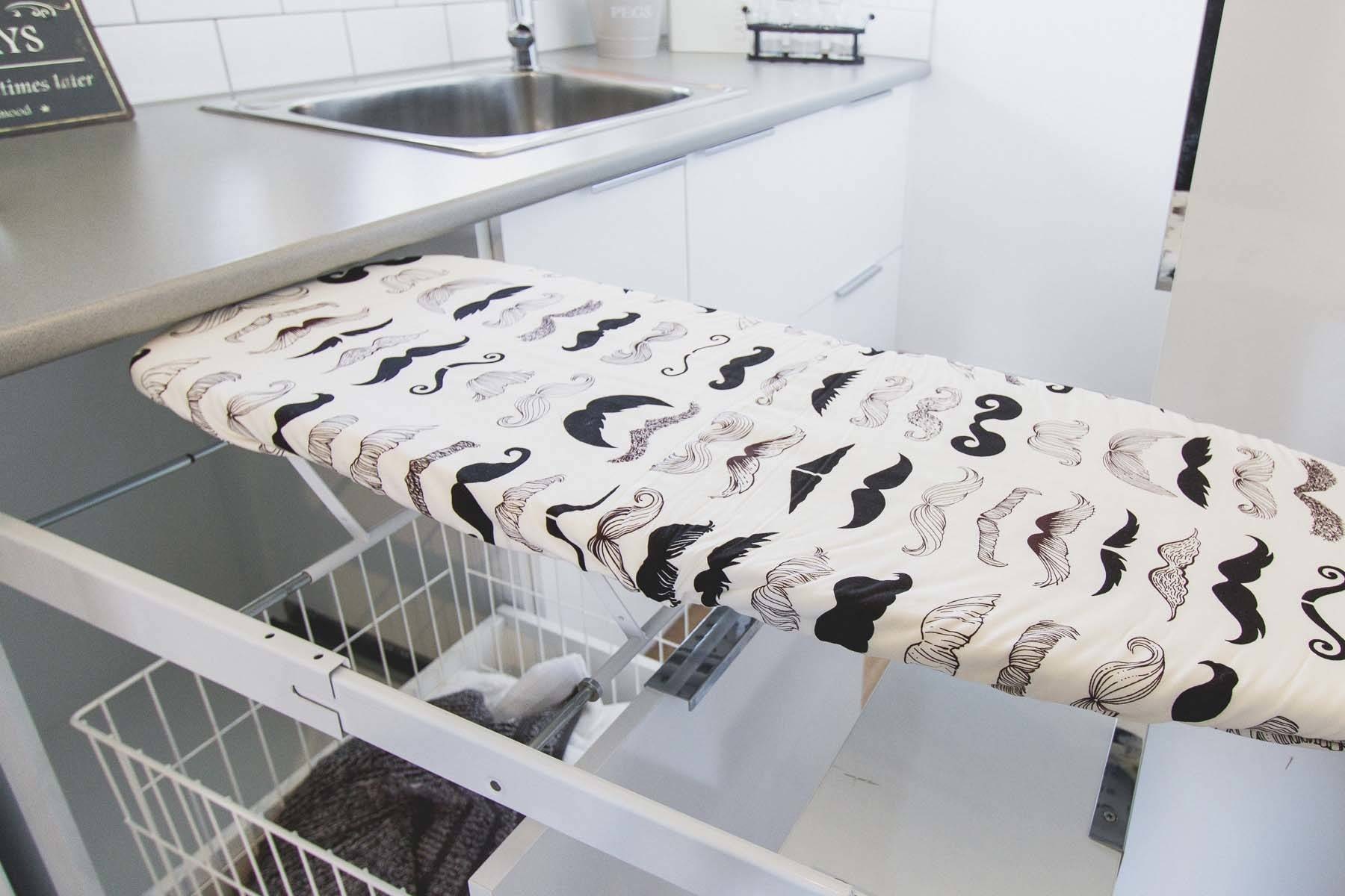 table à repasser intégrée dans la cuisine