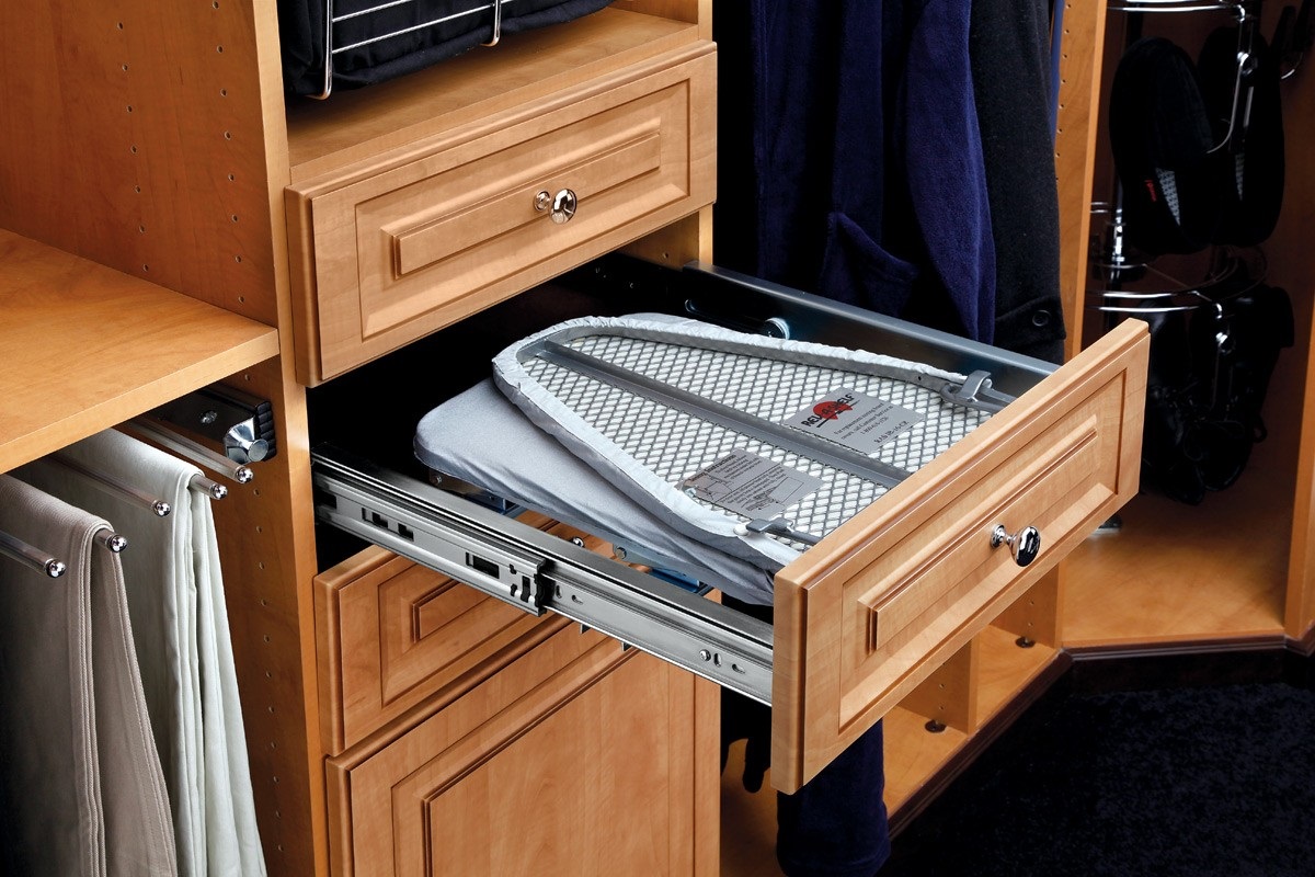 table à repasser coulissante dans la commode