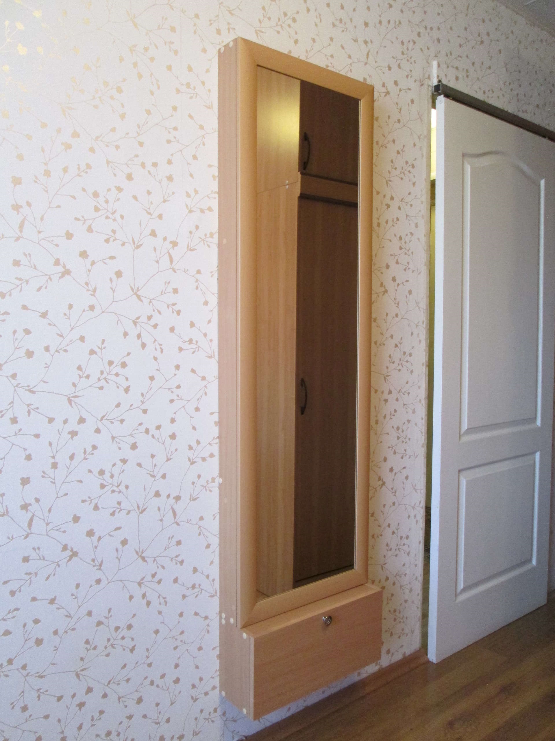 planche pliante derrière une porte en miroir