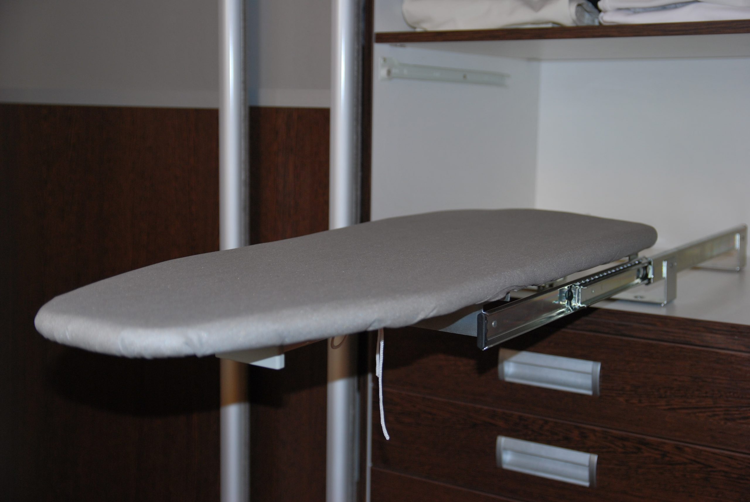 table à repasser intégrée dans l'armoire
