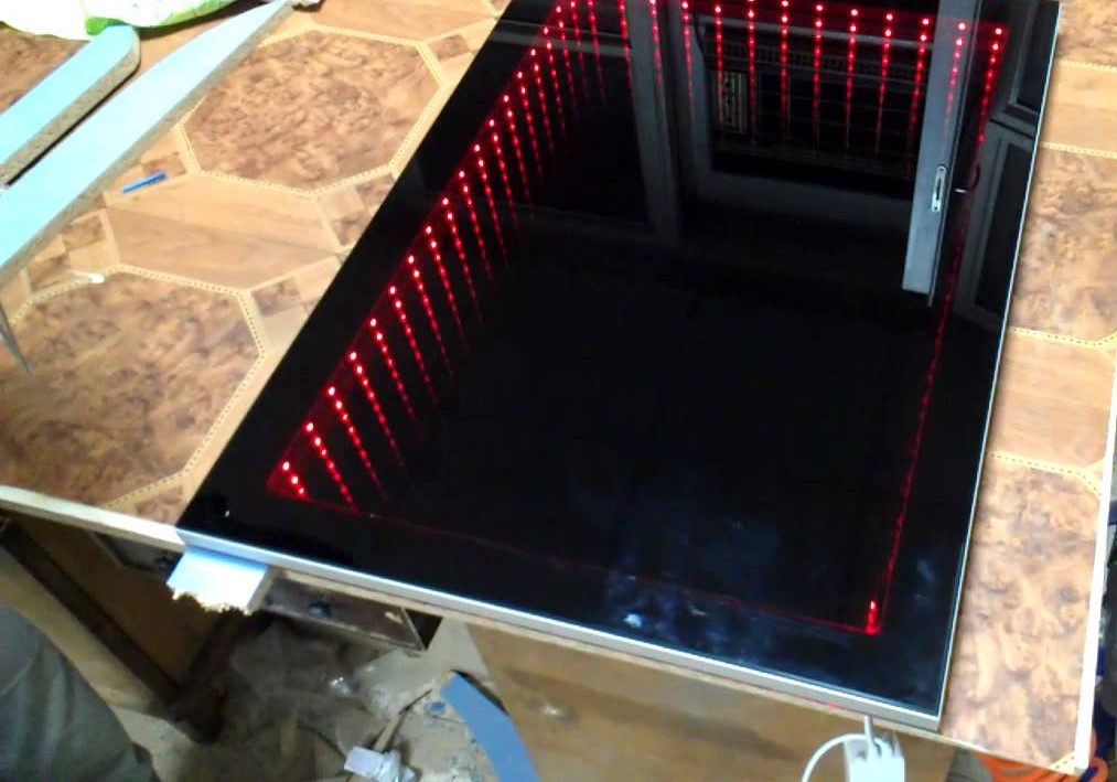 pose d'un couvre miroir pour une table