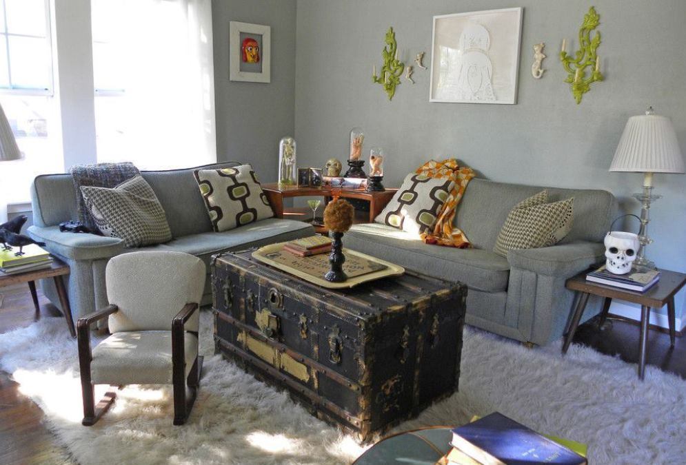 une table basse dans une valise