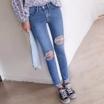 trous asymétriques sur les jeans