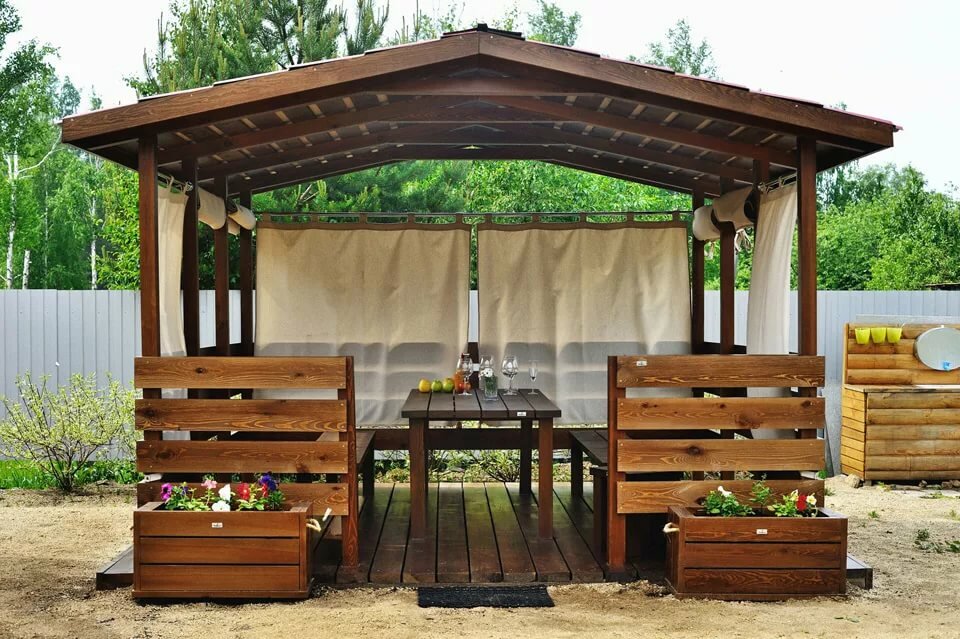 gazebo avec une table dans le pays