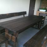 table en bois sombre dans le gazebo