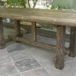 une table dans un belvédère d'une maison en rondins