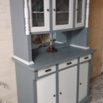 buffet gris avec du blanc