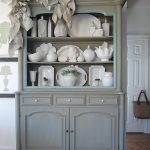 buffet gris avec vaisselle