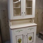 buffet blanc avec un buffet