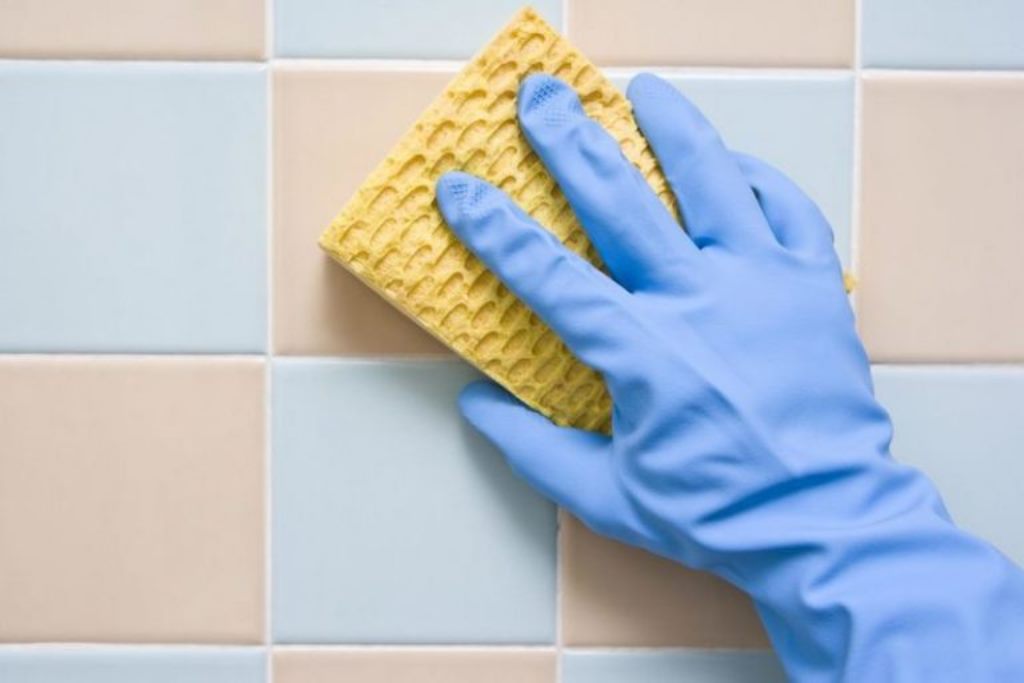pulire le piastrelle del bagno