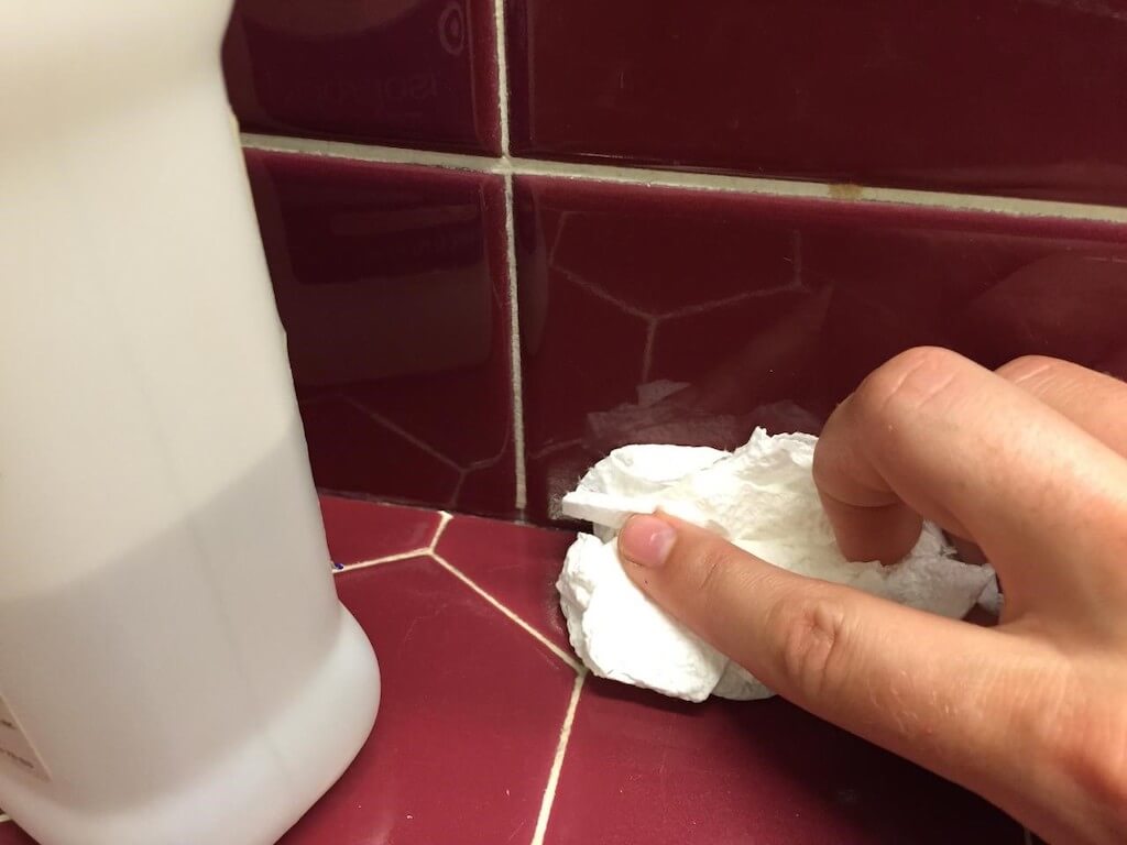 foto di pulizia delle piastrelle del bagno