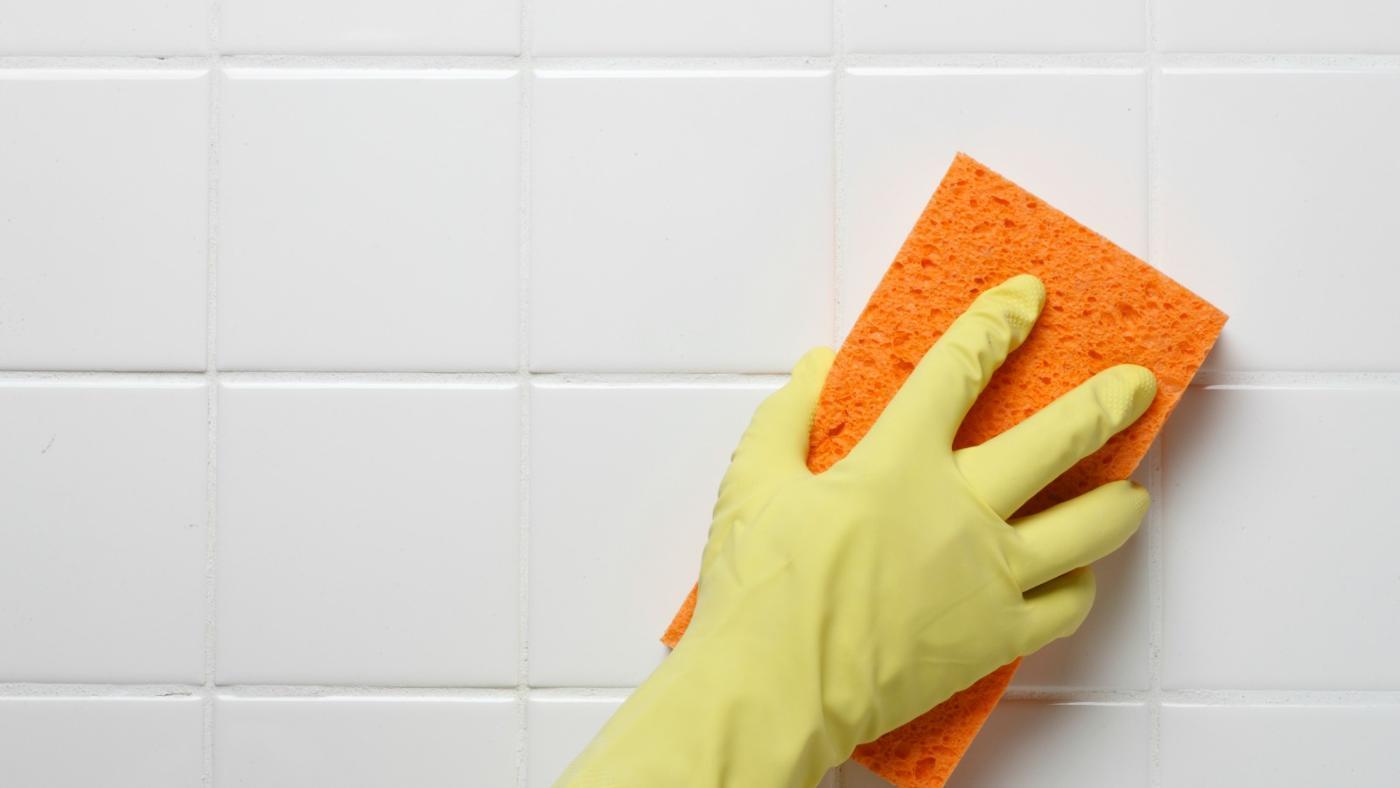 pulire le piastrelle del bagno
