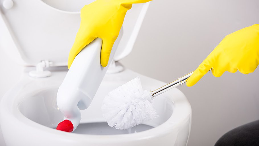 nettoyer les toilettes