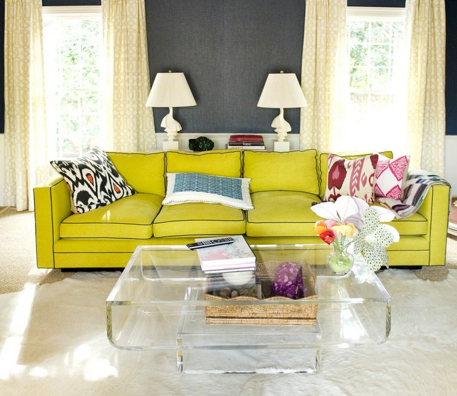 canapé jaune dans le salon