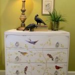 commode de découpage avec des oiseaux