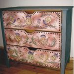 commode de découpage motifs sur fond rose