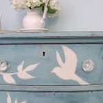 commode de découpage avec un oiseau blanc