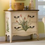 commode de découpage avec de l'herbe