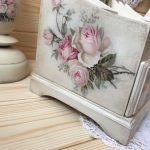 commode de découpage avec des roses