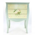 commode de découpage jaune avec des roses