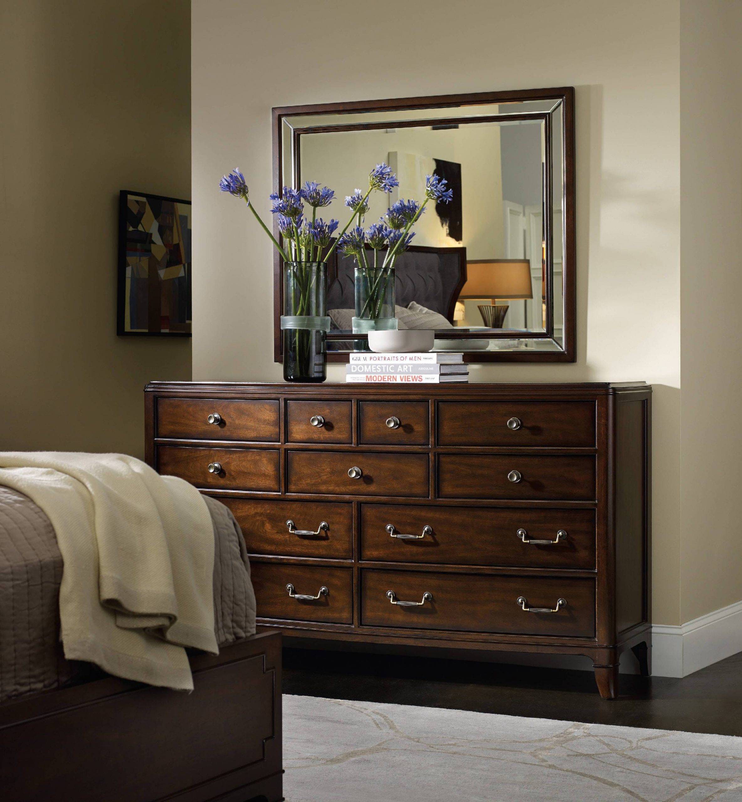 commode en bois à l'intérieur
