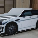 lit de voiture bébé blanc avec bande