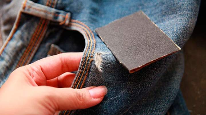 trous sur les jeans avec du papier de verre