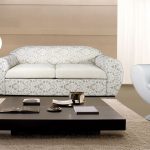canapé avec table basse