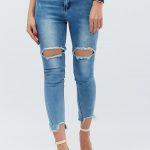 trous dans les jeans au-dessus du genou