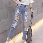 trous carrés sur les jeans
