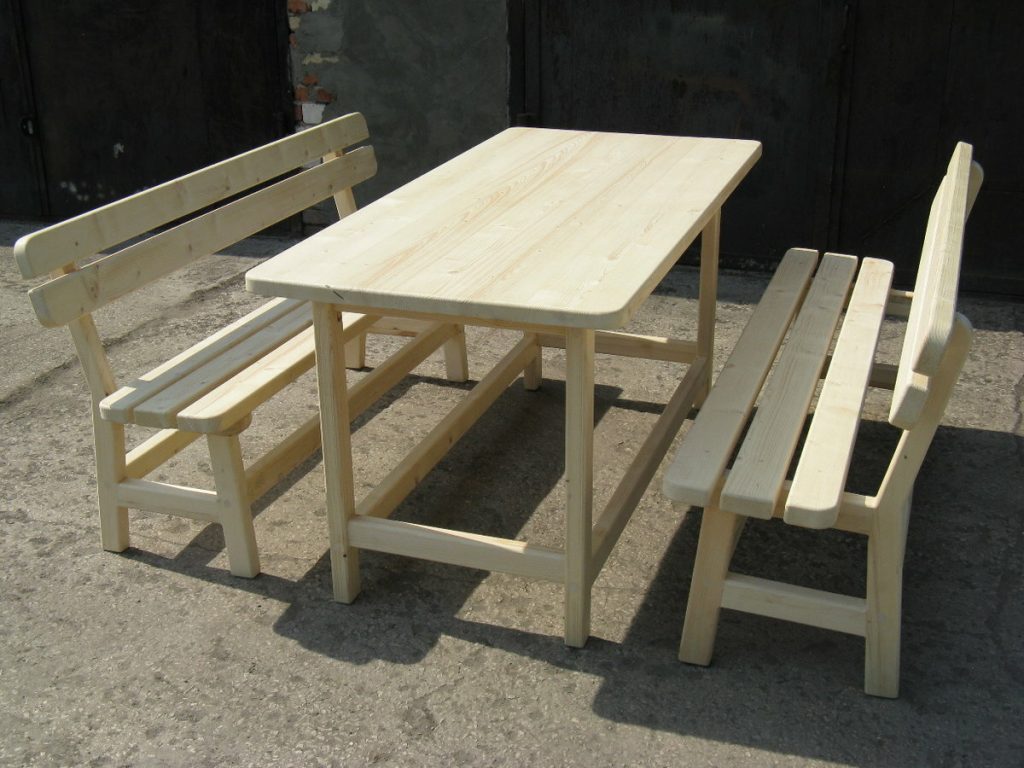 planches pour une table dans un gazebo