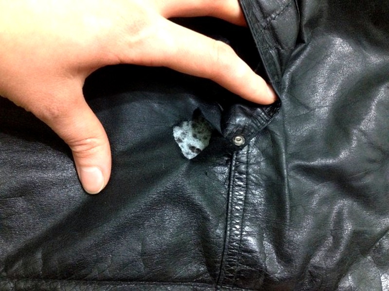 trou dans la veste en cuir