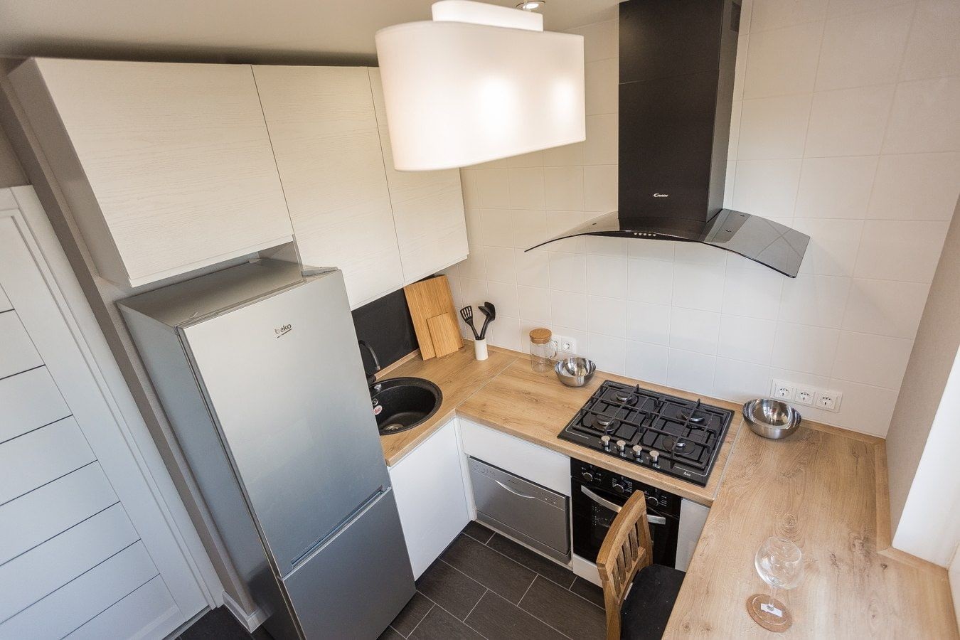 combination of two colors in the kitchen