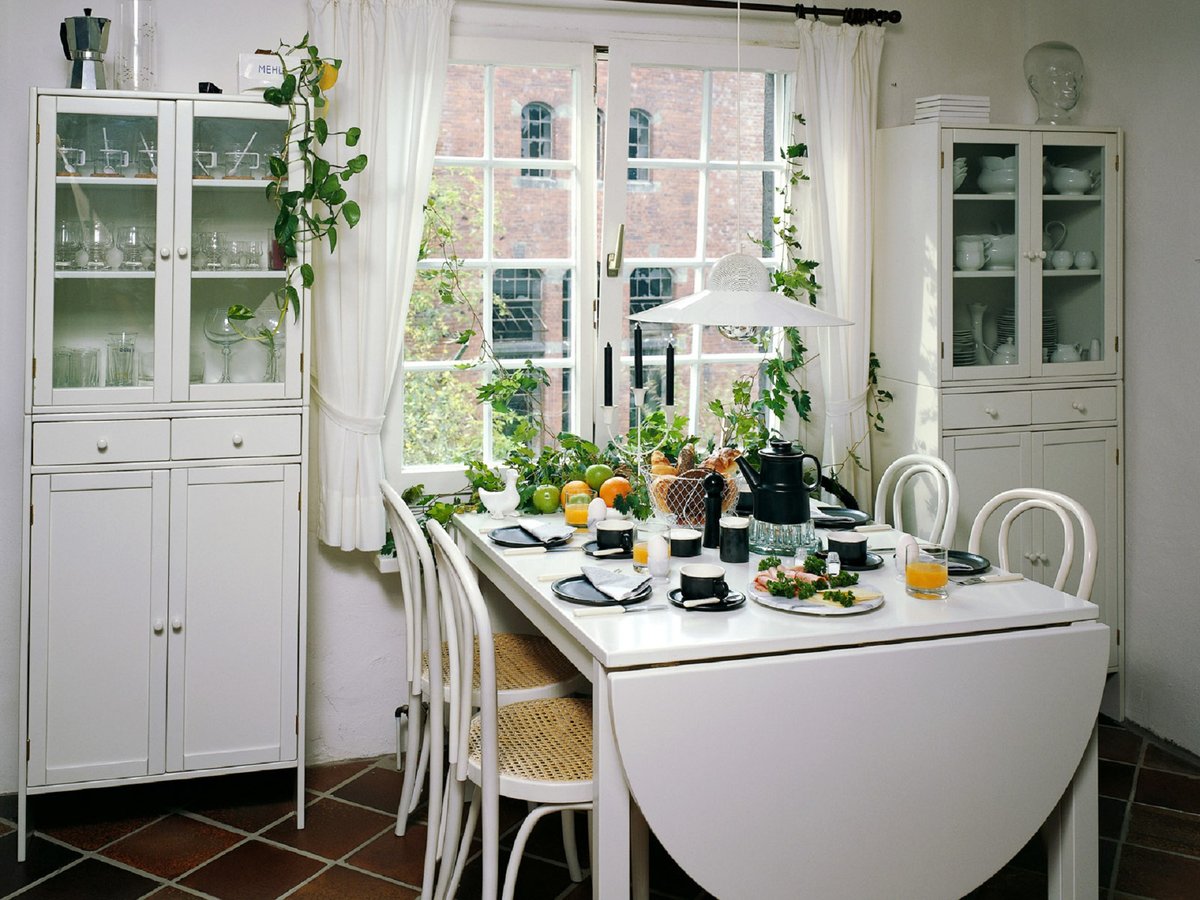 table près de la fenêtre dans la cuisine