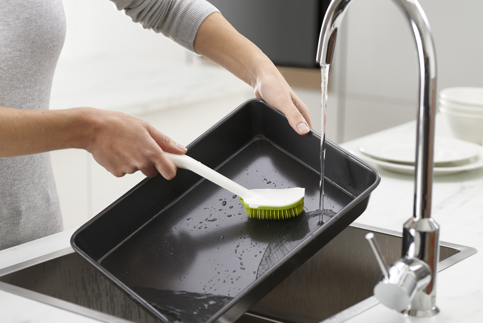Éponge sur un manche en plastique