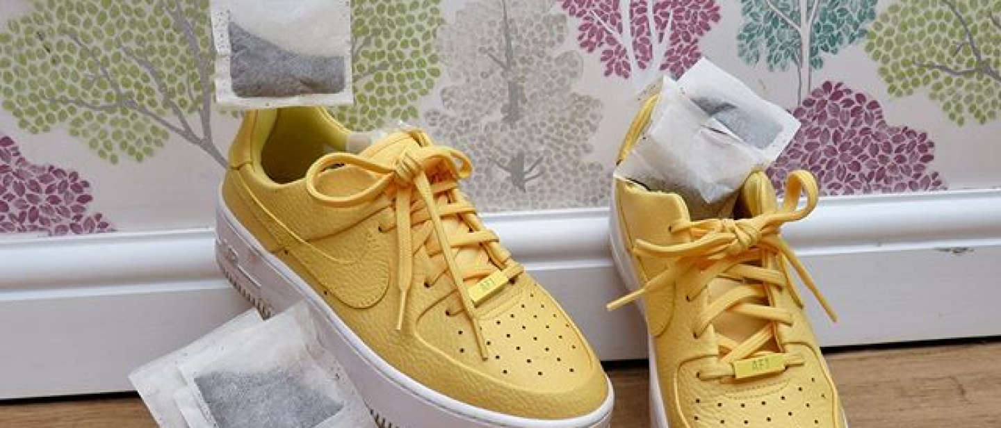 verwijder de geur in sneakers met theezakjes