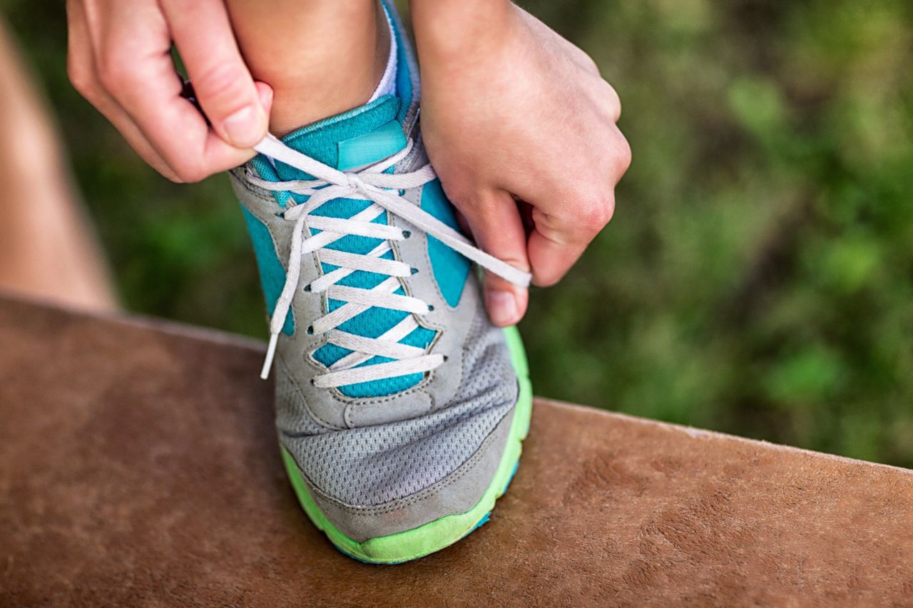 waarom er een geur in sneakers zit